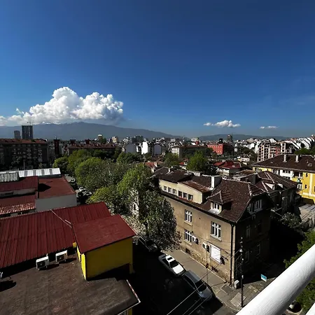 Апартамент The Nest Above